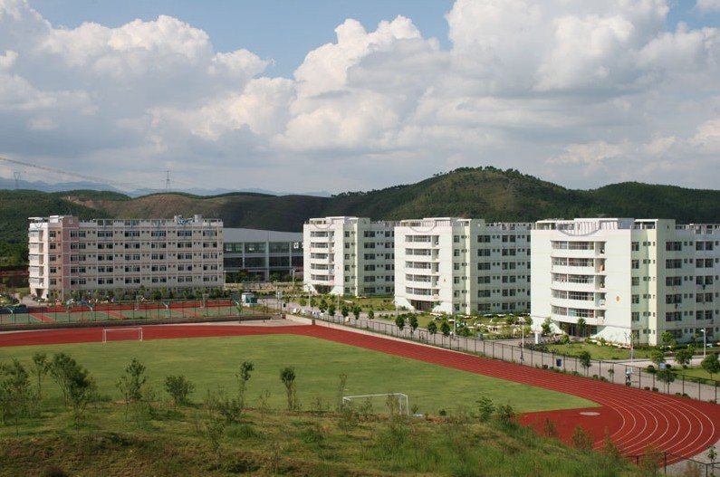 广西玉林师范学院采用我公司吊麦智能教学扩声系统